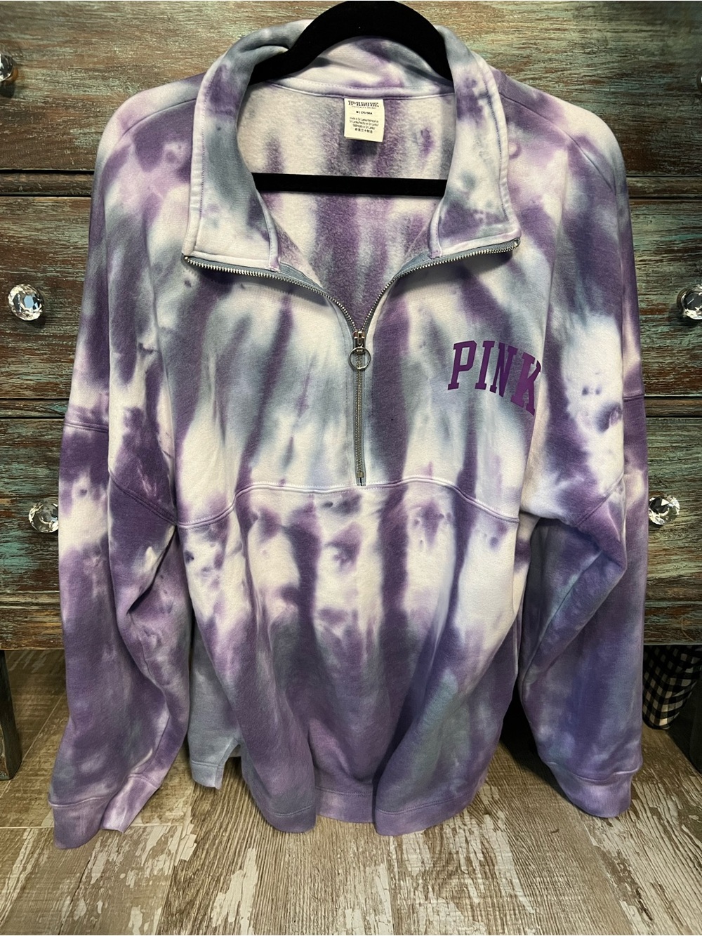 PINK VS💗NWOT VARSITY HALFZIP
PULLOVER LOGO JACKET/SWEATSHIRT PURPLE TIE-DYE!SZ-M